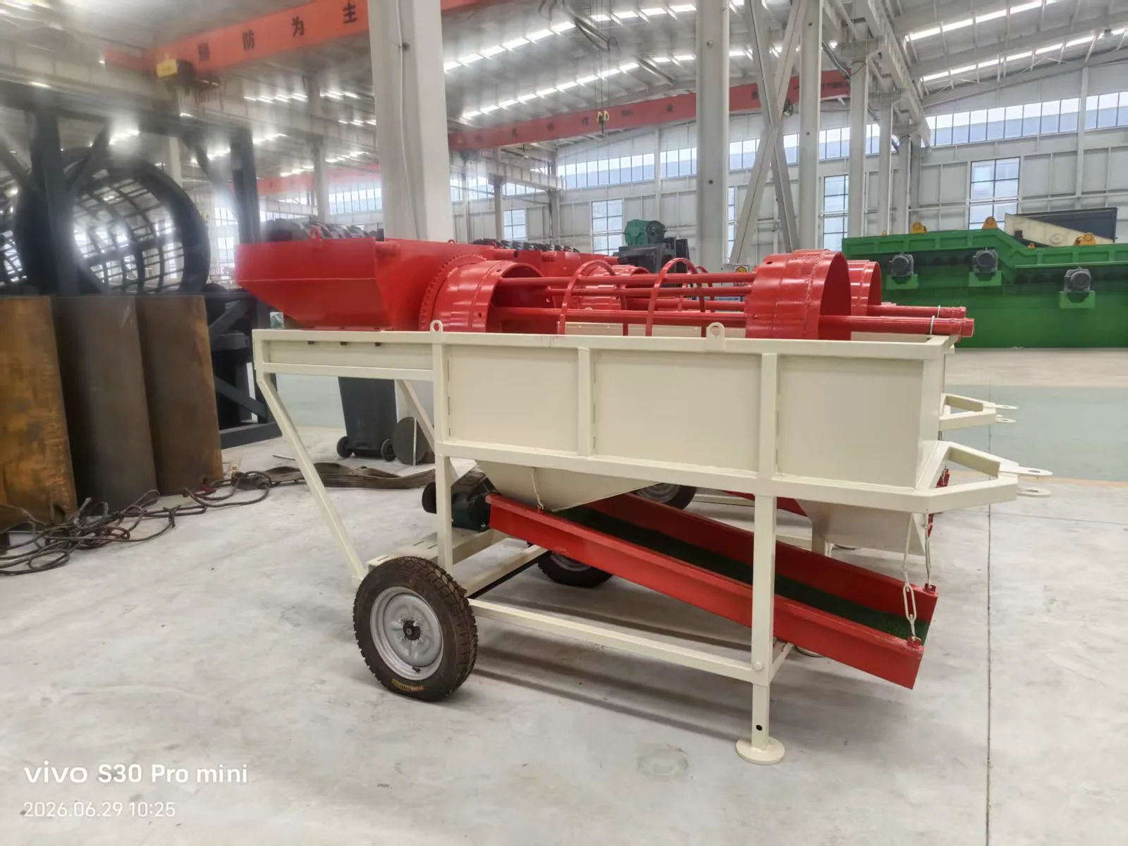 Dewatering screen and fine material recovery equipment