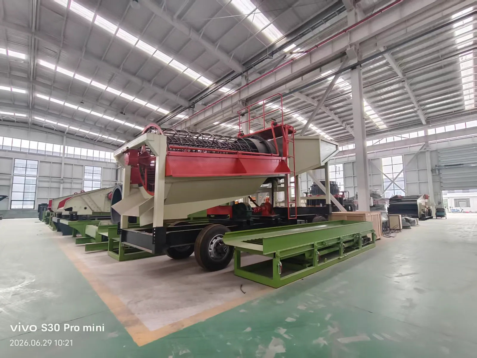 Mobile screening and washing plant